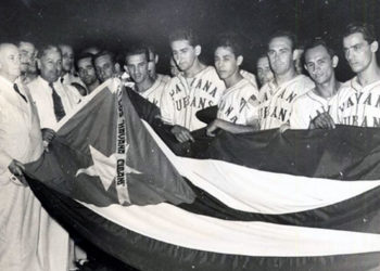 The Havana Cubans celebrating their triumph the 1946 championship of the Florida International League. Photo: elnuevoherald.com.