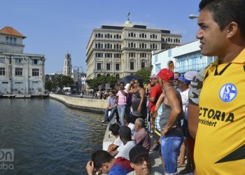 Cubans waiting for the first arrival of the Adonia cruise ship to Havana. Photo: Marita Pérez Díaz.