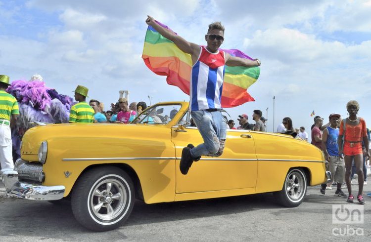 Conga for diversity, from La Piragua to the PabellónCuba at the 10th Cuban Day against Homophobia and Transphobia. Photo: Otmaro Rodríguez.