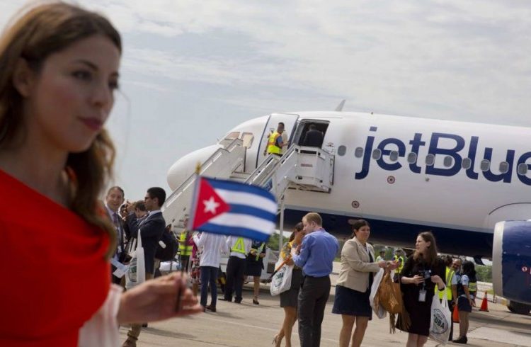 A year ago, JetBlue re-inaugurated regular flights between Cuba and the United States. Photo: Ramón Espinosa / AP.