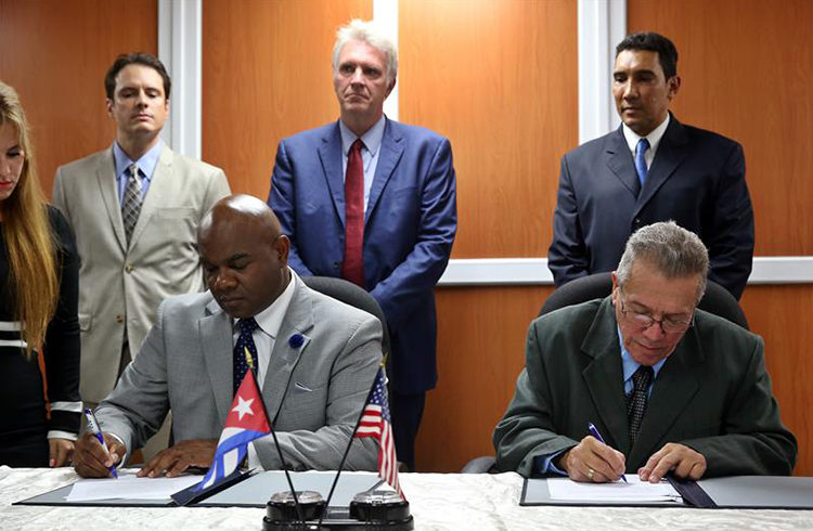 Darrell McNail (left), president of the Board of Administration of the port of Cleveland, and José Joaquín Prado, general director of Cuba’s Maritime Administration, signed a Memorandum of Understanding between Cleveland and Cuba. Photo: Alejandro Ernesto / EFE.