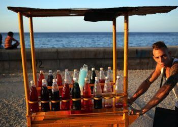 Street vendor in Havana. Photo: EFE.