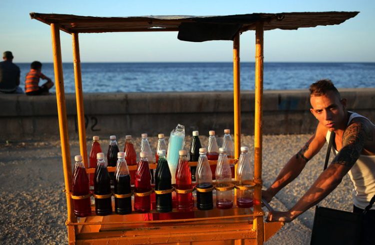 Street vendor in Havana. Photo: EFE.