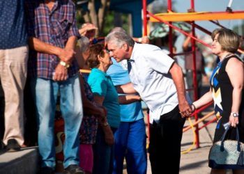 Miguel Díaz-Canel holding hands with his wife Lis Cuesta, talks to voters on March 11, 2018. Photo by Ramón Espinosa / AP.