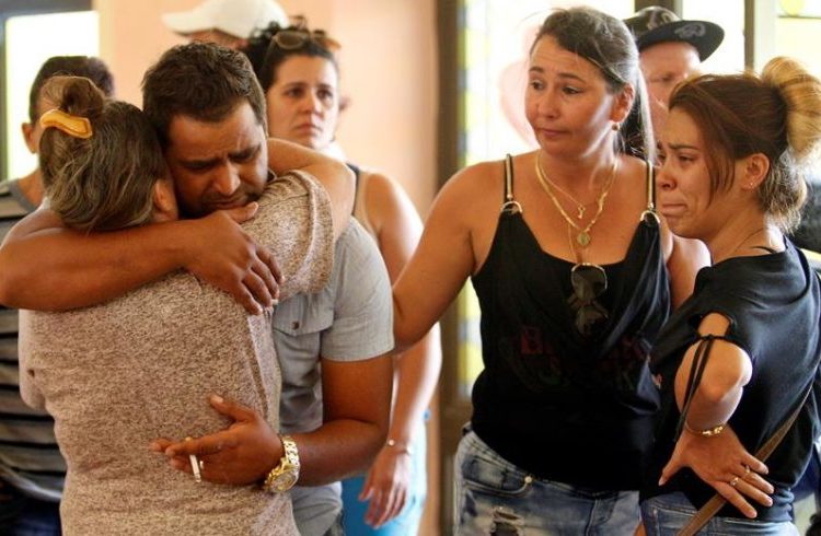 Relatives of the victims in the Hotel Tulipán. The remains of 58 victims have been identified until Wednesday 23. Photo: EFE.