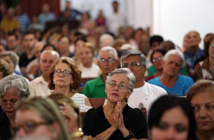 Dozens of persons attend a mass held on Tuesday May 22, 2018 in the city of Holguín’s Cathedral to pay homage to the persons who died in last Friday’s plane crash in Havana. Photo: Alejandro Ernesto / EFE.