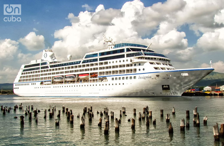 U.S. cruise ships have been regularly visiting Cuba since 2016. In the photo, the Oceania Cruises flagship in the bay of Santiago de Cuba. Photo: Claudia García.