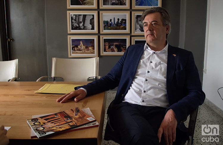 Mr. Thomas Karl Neisinger, German ambassador in Havana, on a visit to OnCuba’s office. Photo: Otmaro Rodríguez.