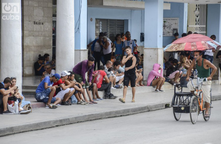 Access to Internet in a public WiFi zone in Cuba. Photo: Kaloian.