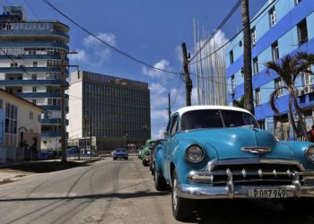 In the background, the U.S. embassy in Havana. Photo: Alejandro Ernesto / EFE.