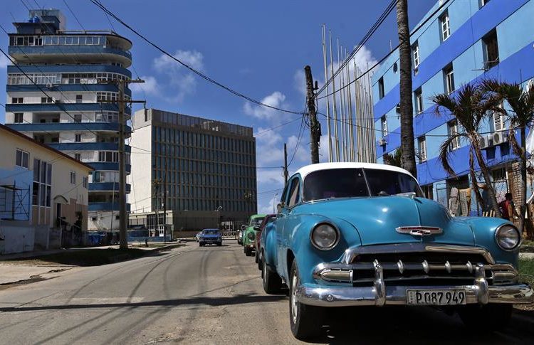 In the background, the U.S. embassy in Havana. Photo: Alejandro Ernesto / EFE.