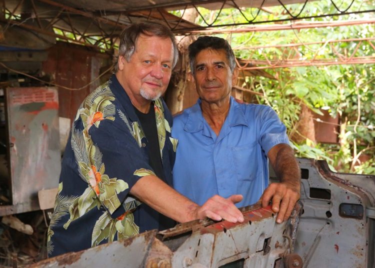 David Soul y Pedro Pino con el Chrysler New Yorker de Hemingway, en diciembre de 2012;. Foto: Christopher P. Baker.