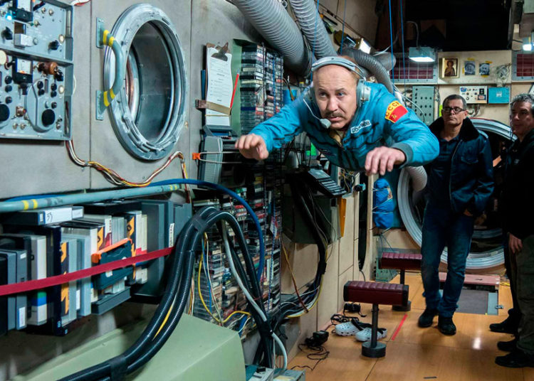 Shooting of “Sergio and Sergei.” Héctor Noas plays the role of a Russian cosmonaut. In the background to the left Ernesto Daranas, the film’s director.