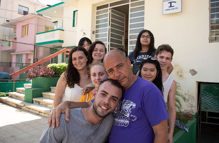 Carlos Lazo and his son, who joined him on his most recent trip to Havana with his north-american students. Photo: Otmaro Rodríguez.