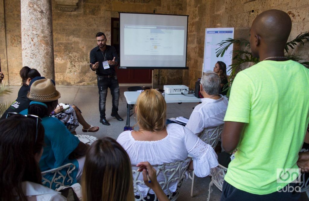 Dayron José Avello (center, facing front) in a group dynamic in the November of Entrepreneurs event. Photo: Otmaro Rodríguez.