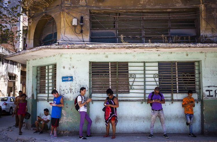 Cubans use their phone to surf the Internet in Havana, on Wednesday, August 22, 2018 in a test conducted by ETECSA. Photo: Desmond Boylan / AP.