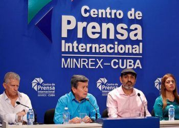From left to right, the delegates of the Colombian National Liberation Army (ELN) Aureliano Carbone, Pablo Beltrán, Bernardo Téllez and Isabel Torres at a press conference on Thursday, August 2, 2018, at Havana’s International Press Center. Photo: Yander Zamora / EFE.
