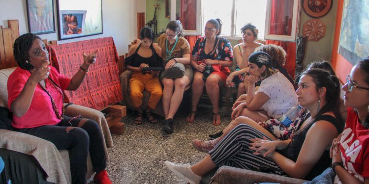 Conversation about race and gender in Regla together with Magia López. Photo: Courtesy of CubaOne.