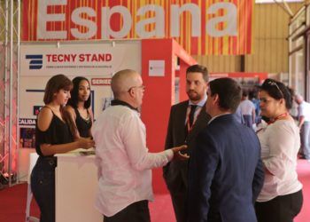 Businesspeople and visitors hold talks in the Spanish pavilion at the FIHAV 2018 Havana International Trade Fair. Photo: Yander Zamora / EFE.