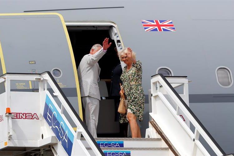 Prince Charles of England and his wife boarding the official plane at José Martí International Airport in Havana, at the end of their three-day visit. Photo: Ernesto Mastrascusa/EFE.