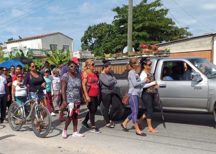 Photo taken in Caibarién, during the burial of the child Carlos Duviel, murdered by his father. Photo: Pedro Manuel González Reinoso/Cubanet.