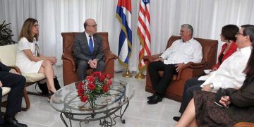 Cuban President Miguel Díaz-Canel during a meeting with U.S. Congressman James McGovern (center-left) in Havana. Díaz-Canel received this Saturday the congressman, a strong defender of bilateral rapprochement with whom the president addressed the state of relations between both countries. Photo: Estudios Revolución/Presidencia de Cuba/EFE.