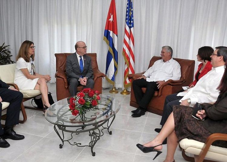 Cuban President Miguel Díaz-Canel during a meeting with U.S. Congressman James McGovern (center-left) in Havana. Díaz-Canel received this Saturday the congressman, a strong defender of bilateral rapprochement with whom the president addressed the state of relations between both countries. Photo: Estudios Revolución/Presidencia de Cuba/EFE.