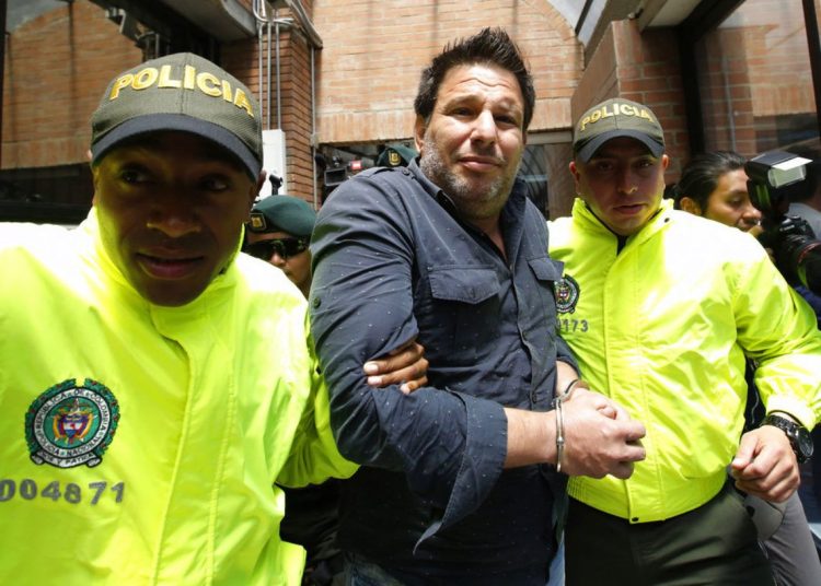 Cuban Raúl Gutiérrez Sánchez (center), after his arrest in Colombia for being an alleged
Islamic terrorist. Photo: Fernando Vergara / AP / Archive.