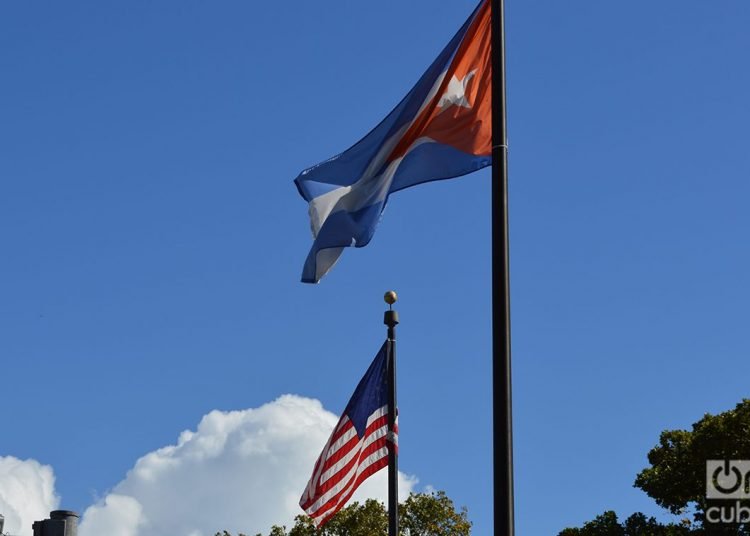 Cuban and U.S. flags in Miami. Photo: Marita Pérez Díaz.