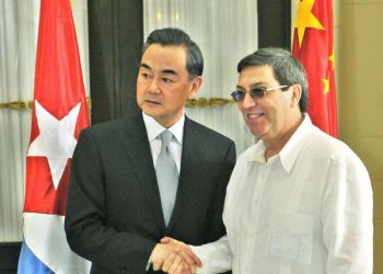 The foreign ministers of Cuba, Bruno Rodríguez (r), and of China, Wang Yi, during one of the latter’s visits to Havana. Photo: Granma / Archive.
