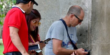 Cubans connected to the internet through their mobile devices. Photo: Ernesto Mastrascusa / EFE / Archive.