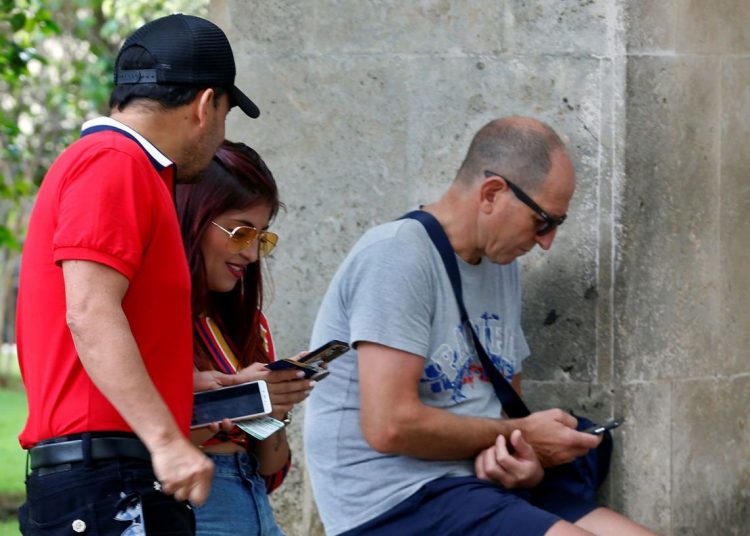 Cubans connected to the internet through their mobile devices. Photo: Ernesto Mastrascusa / EFE / Archive.