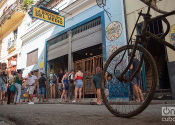 Tourists in the surroundings of La Bodeguita del Medio, in Havana. Photo: Otmaro Rodríguez.