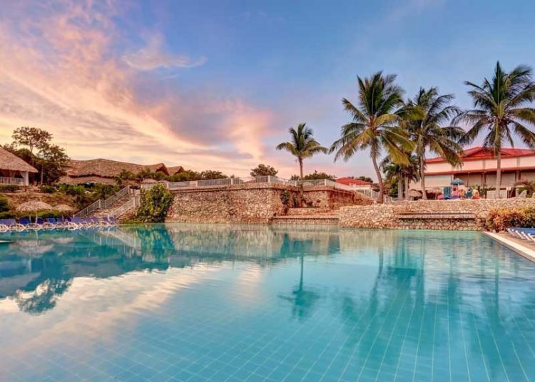 The swimming pool of the Holguin Beach Resort. Photo: Sunwing.