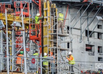 Construction workers at a new hotel being built in Havana. Photo: Kaloian