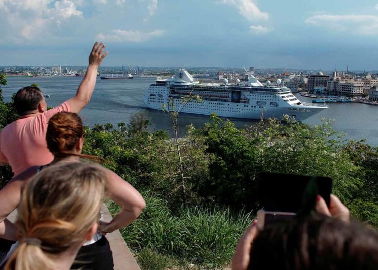 Havanans say goodbye to the last cruise ship on June 5. Photo: Reuters.