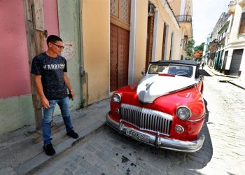 Julio César, driver of a classic car, answers EFE’s questions, on June 4, 2019, in Havana, Cuba. Photo: Ernesto Mastrascusa / EFE.