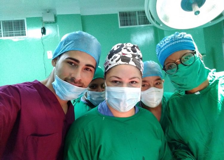 Team that performed the procedure. Photo: Taken from Radio Rebelde.