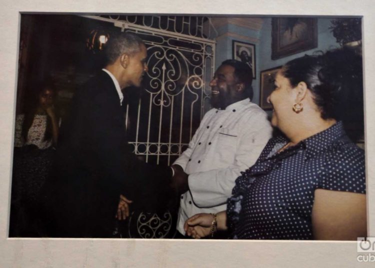 Photo of the historic visit of former U.S. President Barack Obama (left) in March 2016 at Havana’s San Cristóbal Restaurant, where he is greeting its owner, chef Carlos Cristóbal Márquez (center). The image is kept in the restaurant. Photo: Otmaro Rodríguez.