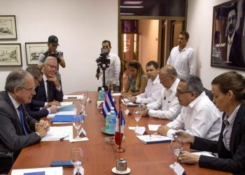 Cuban First Deputy Foreign Minister Marcelino Medina (3r) talking with Maurice Gourdault-Montagne (3l), general secretary of the French Ministry of Europe and Foreign Affairs, this Friday, during the inter-ministerial political consultations held in the headquarters of the island’s Ministry of Foreign Affairs (MINREX) in Havana. Photo: Yander Zamora/POOL/ EFE.