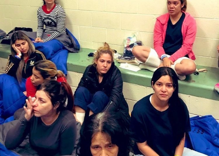 Cuban women in El Paso, Texas. Photo: @JoaquinCastrotx/Twitter.