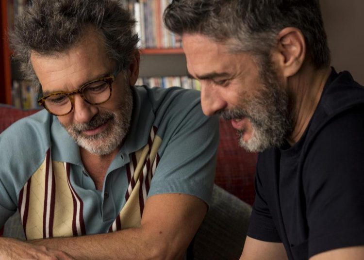 Actors Antonio Banderas (left) and Leonardo Sbaraglia in a scene from the film "Dolor y Gloria" by Pedro Almodóvar. Photo: FilmAffinity.