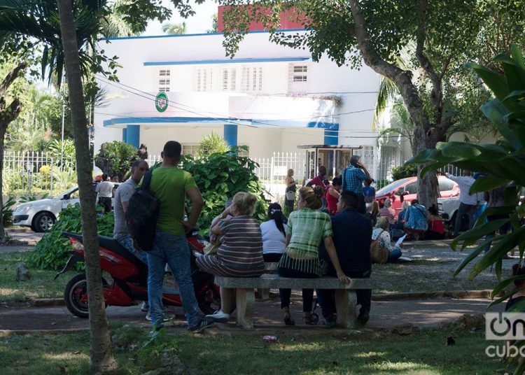 Cubans queue up in front of the Panamanian embassy in Havana to request the "shopping tourism card." Photo: Otmaro Rodríguez / Archive.