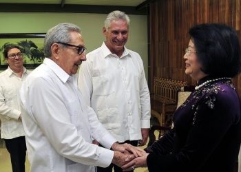 The leader of the Communist Party of Cuba, Raúl Castro (2-l), and Cuban President Miguel Díaz-Canel (c) greet Vietnamese Vice President Dang Thi Ngoc Thinh during a meeting in Havana on Tuesday July 9, 2019. Photo: Estudios Revolución.