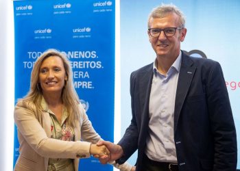 The vice president of the Xunta, Alfonso Rueda (r), and the president of UNICEF ​​Galicia, Myriam Garabito, during the signing of a collaboration agreement for a project of young people’s social inclusion in Havana, on Monday, July 1, 2019, in Santiago de Compostela. Photo: Xoan Crespo / elcorreogallego.es