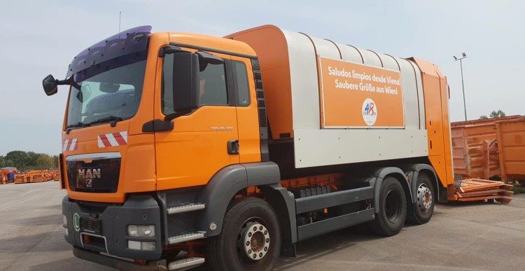 Garbage truck, part of a batch of 10 donated to Havana by the Vienna government. Photo: Facebook profile of the Cuban Embassy in Austria.