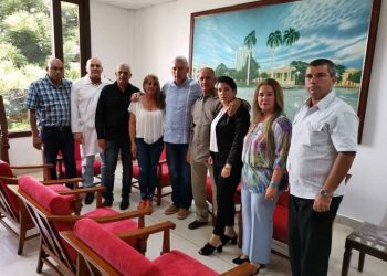 Cuban President Miguel Díaz-Canel (5th to the left) with relatives of surgeon Landy Rodríguez, one of the two Cuban doctors kidnapped more than three months ago in northern Kenya. Photo: @DiazCanelB / Twitter.