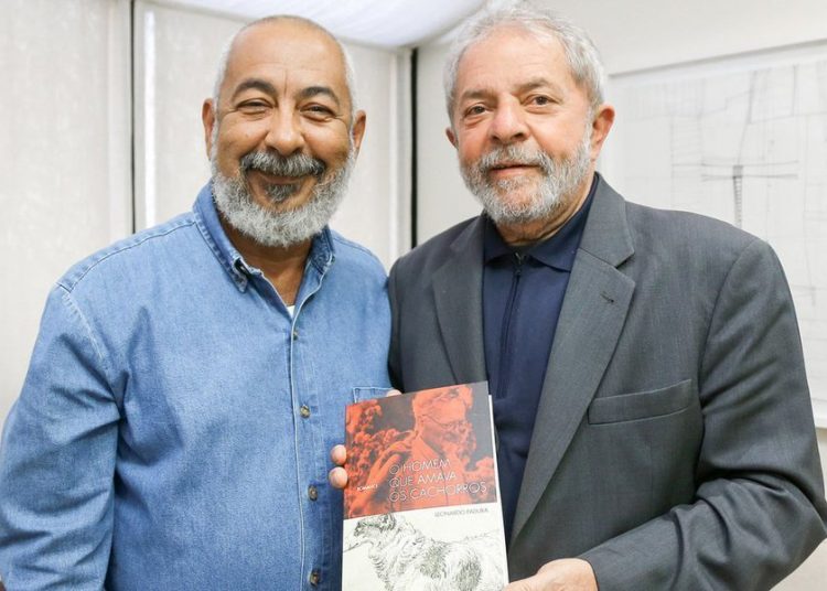 During the meeting Padura gave Lula da Silva a copy of the Portuguese edition of "El hombre que amaba a los perros." Photo: Ricardo Stucker