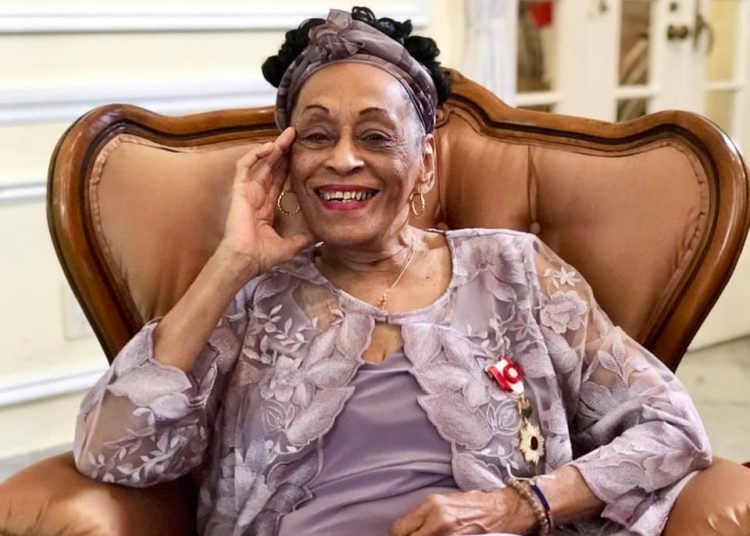 Omara Portuondo at the ceremony of presentation of the Order of the Rising Sun, Gold Rays with Rosette in Havana. Photo: Pedro Pablo Cruz' Facebook profile. Archive.