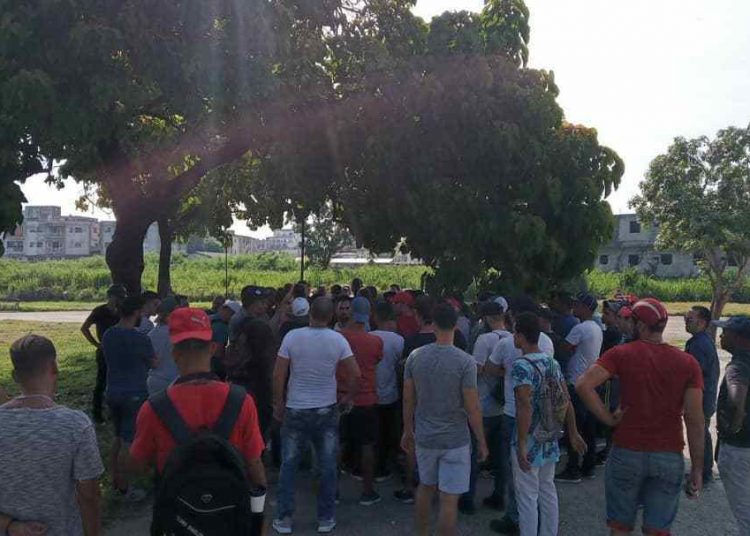 SNet users in the Communications Park, outside the Ministry of Communications. Photo: Courtesy of Ernesto de Armas.